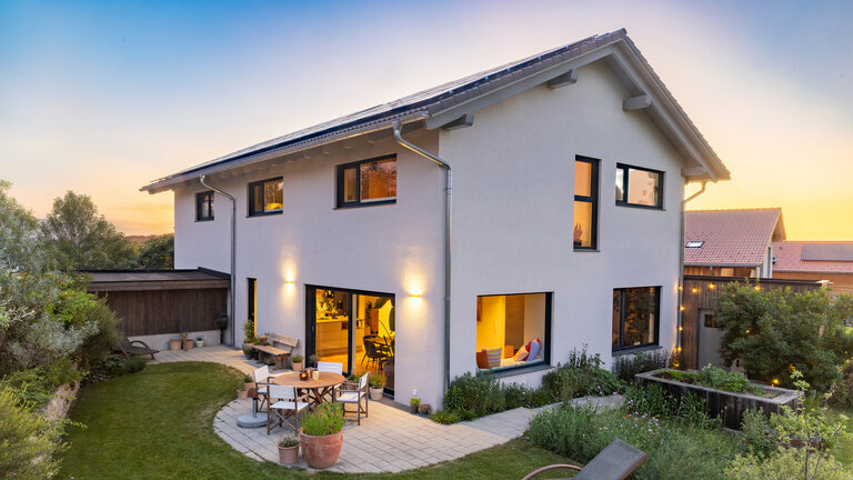 Satteldachhaus mit Doppelcarport | Satteldach 241 von LUXHAUS