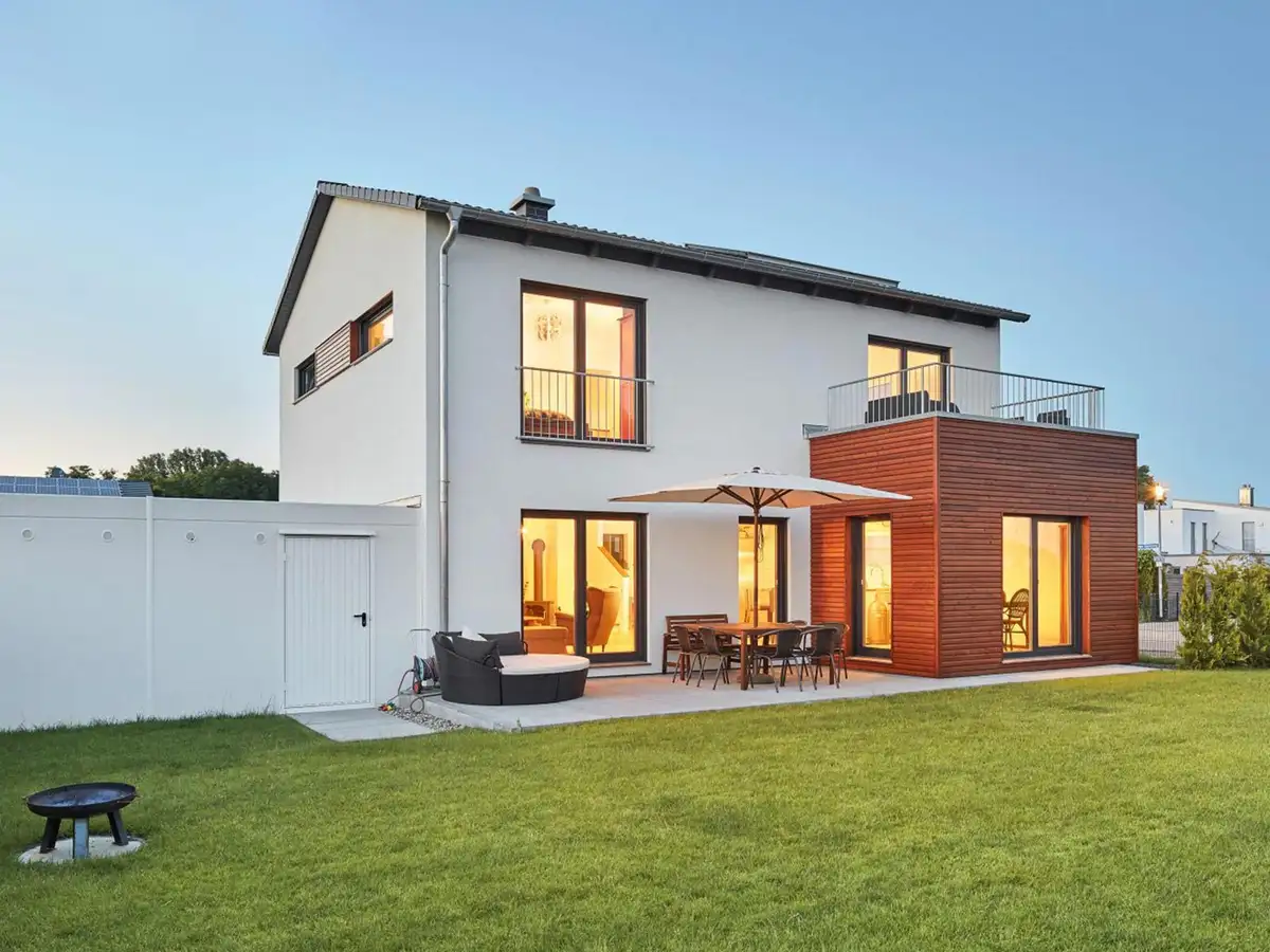 Einfamilienhaus mit Holzverkleidetem Anbau