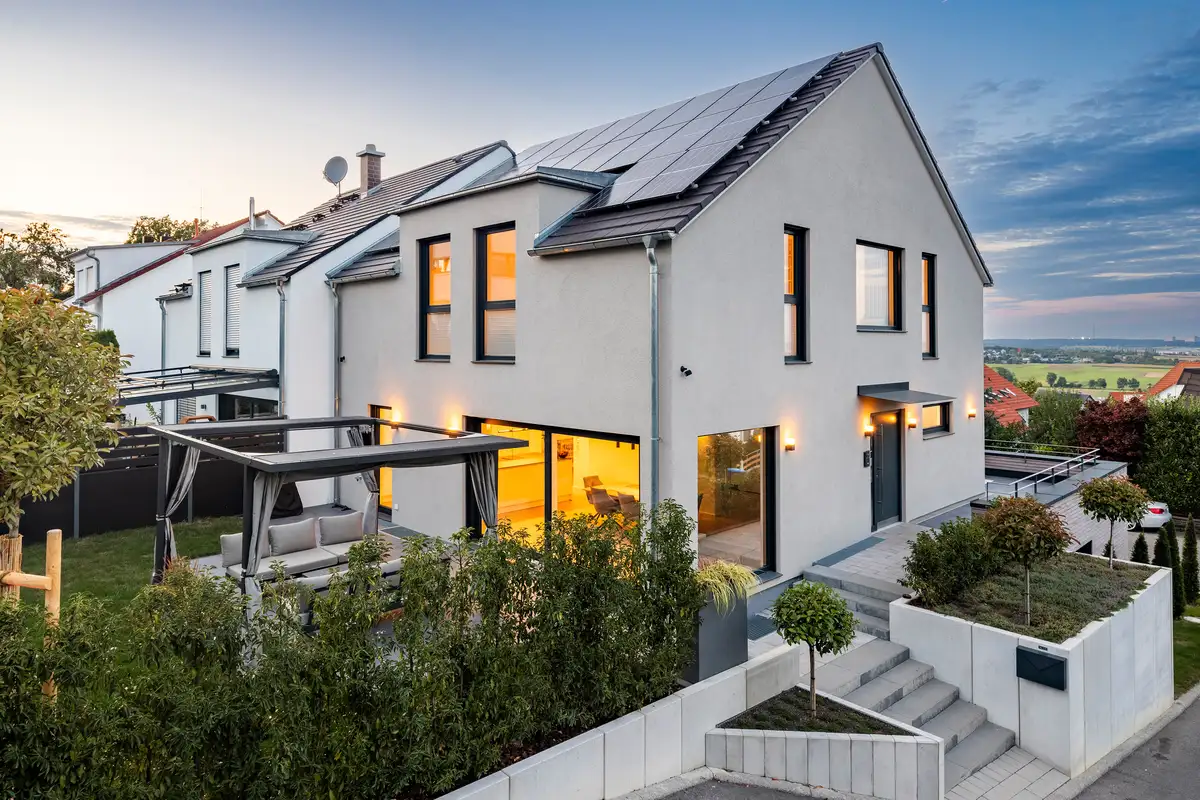 Satteldach-Doppelhaus in Hanglage - Gartensicht des leicht versetzten Doppelhauses