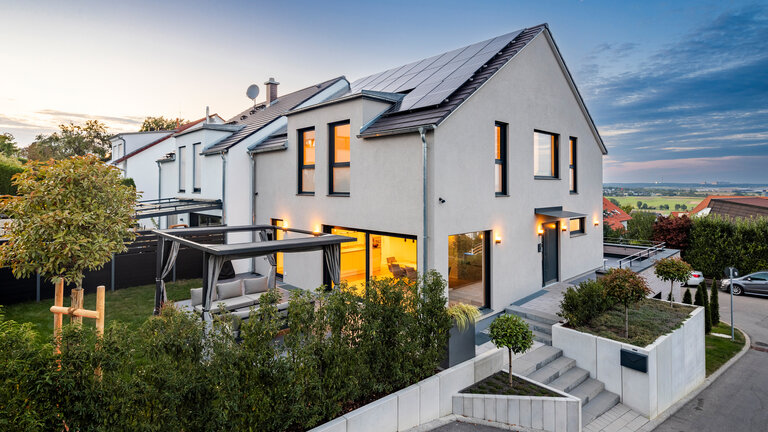 Doppelhaus in Hanglage | Satteldach Klassik 154 von LUXHAUS Doppelhaus in Hanglage | Satteldach Klassik 154 von LUXHAUS