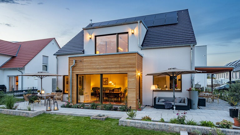 Satteldachhaus mit Erker | Satteldach Klassik 219 von LUXHAUS Satteldachhaus mit Erker | Satteldach Klassik 219 von LUXHAUS