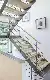 Halbgewendelte offene Treppe in der LUXHAUS Stadtvilla Walmdach 150