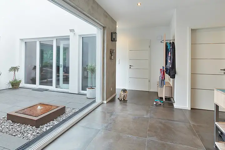 Atrium im Atriumhaus Bungalow Walmdach 172 von LUXHAUS