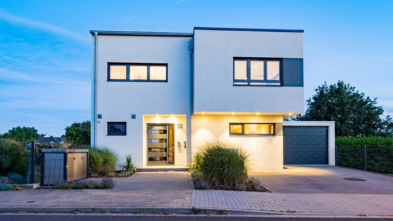 Modernes Satteldachhaus ohne Dachüberstand | Satteldach Modern 164 von LUXHAUS Modernes Satteldachhaus ohne Dachüberstand | Satteldach Modern 164 von LUXHAUS