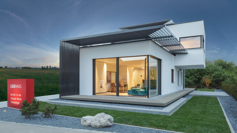 Außenansicht des LUXHAUS-Musterhauses in der Musterhausausstellung Poing Außenansicht des LUXHAUS-Musterhauses in der Musterhausausstellung Poing