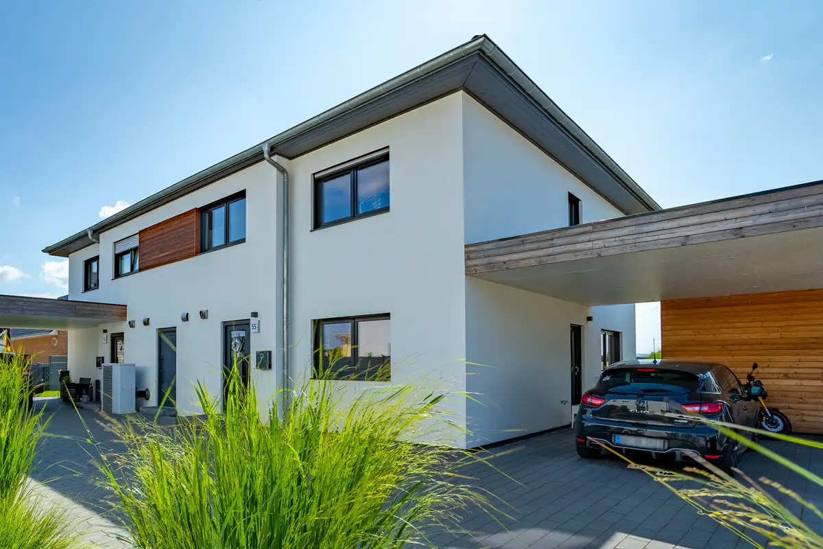 Doppelhaus mit Holzdetail in der Fassade