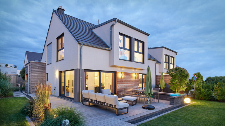 Modernes Doppelhaus mit Satteldach | Satteldach Klassik 161-2 von LUXHAUS Modernes Doppelhaus mit Satteldach | Satteldach Klassik 161-2 von LUXHAUS