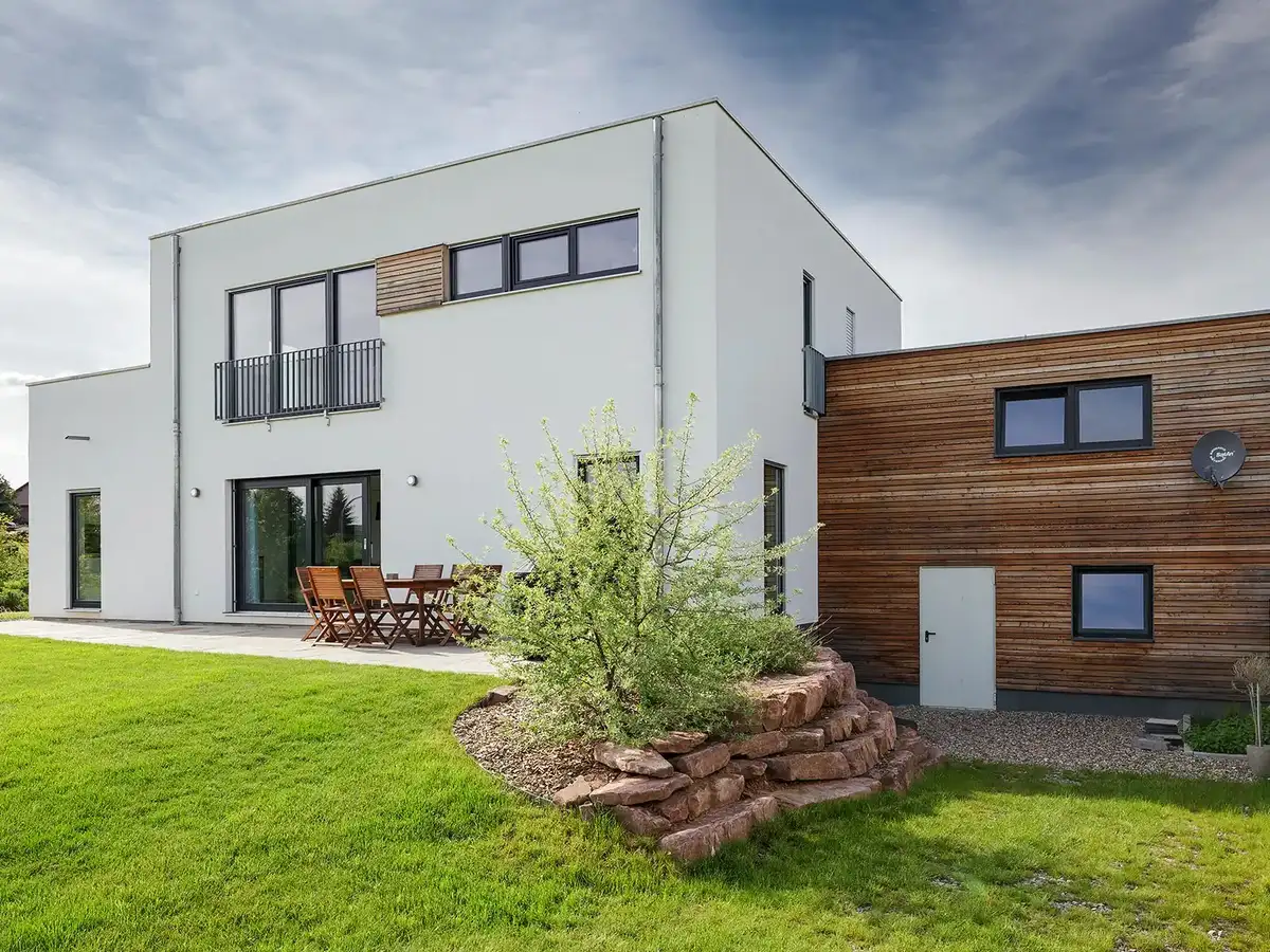 Flachdachhaus mit holzverkleideter Garage