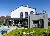 Garten und Pool - Haus mit Satteldach und Flachdachanbau | Satteldach Modern 242 von LUXHAUS