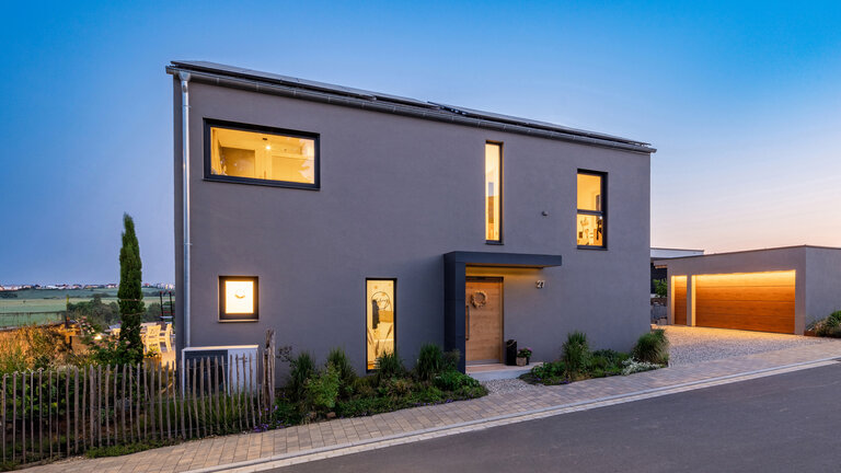 Zweigeschossiges Einfamilienhaus | Satteldach Landhaus 138 von LUXHAUS Zweigeschossiges Einfamilienhaus | Satteldach Landhaus 138 von LUXHAUS