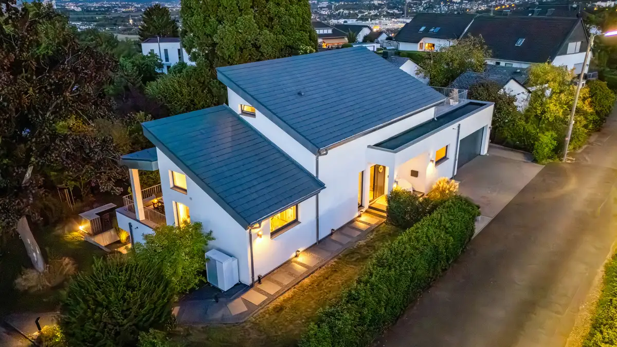 Haus in Hanglage mit der Einfahrt oben - auf dem Bild rechts zu sehen