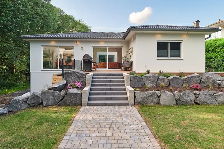 Atriumhaus von Außen - Bungalow Walmdach 172 von LUXHAUS