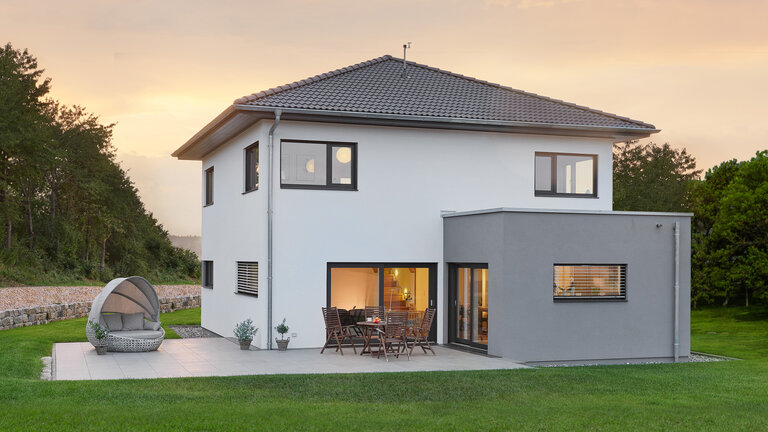 Stadtvilla mit Walmdach | Walmdach 160 von LUXHAUS Stadtvilla mit Walmdach | Walmdach 160 von LUXHAUS