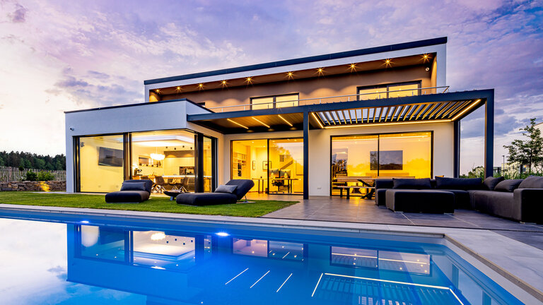 Designhaus mit Pool | Pultdach Modern 224 von LUXHAUS