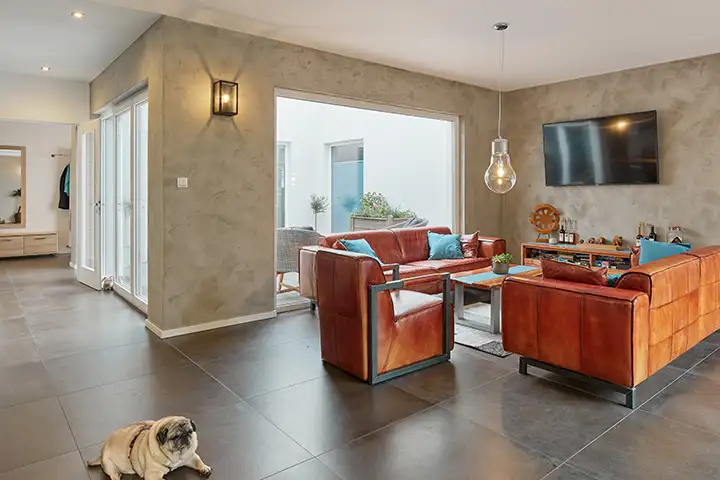 Blick vom Wohnzimmer ins Atrium - im Kundenhaus Walmdach 172 von LUXHAUS