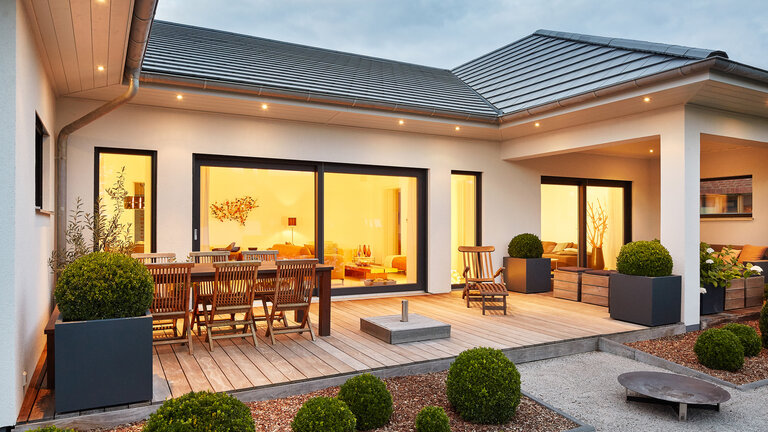 Bungalow U-Form | Bungalow Walmdach 167 von LUXHAUS