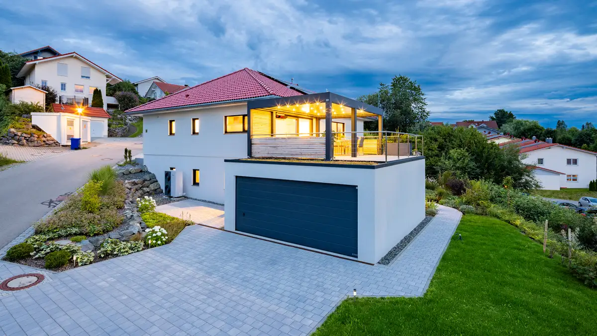 Bungalow in Hanglage gebaut - Garage und Einliegerwohnung nutzen die Hanglage optimal aus