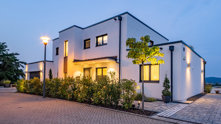 Modernes Fertighaus mit Indoorpool im Keller | Flachdach 335 von LUXHAUS Modernes Fertighaus mit Indoorpool im Keller | Flachdach 335 von LUXHAUS