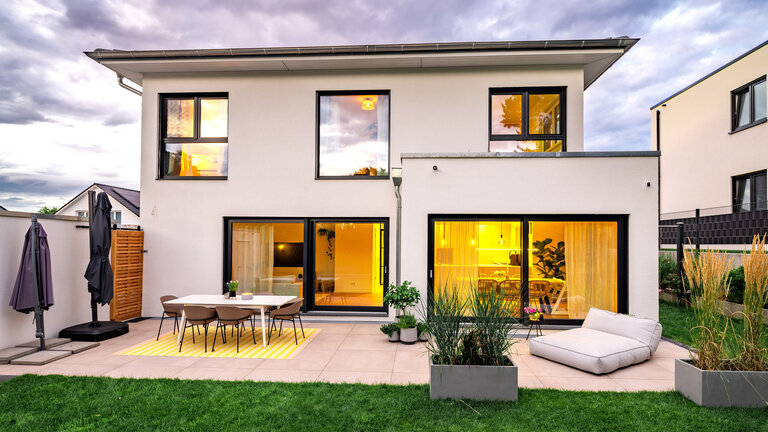 Walmdachhaus mit Anbau | Walmdach 169 von LUXHAUS Walmdachhaus mit Anbau | Walmdach 169 von LUXHAUS