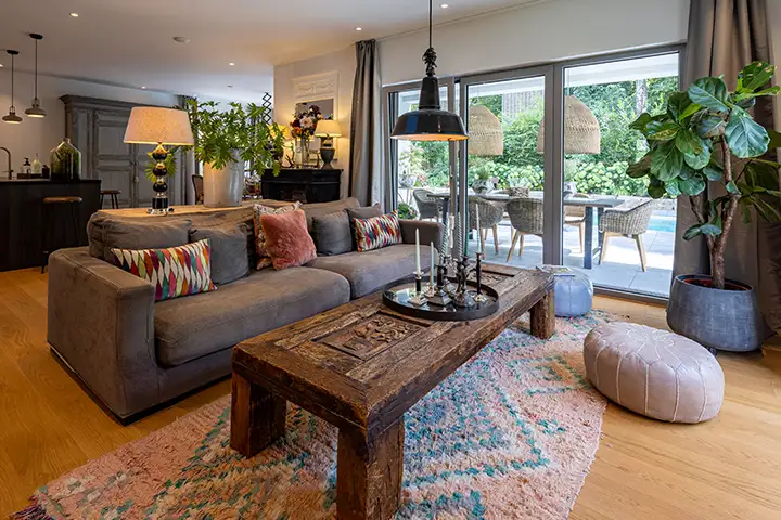 Gemütliche Inneneinrichtung im modernen Landhausstil