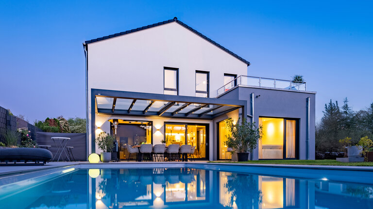 Haus mit Satteldach und Flachdachanbau | Satteldach Modern 242 von LUXHAUS