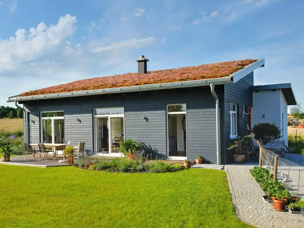 Bungalow mit vorvergrauter Holzfassade 