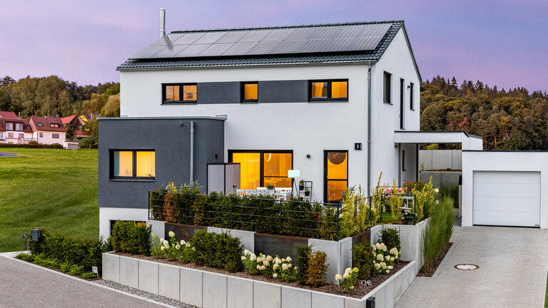 Einfamilienhaus mit Einliegerwohnung im Keller | Satteldach Landhaus 178 von LUXHAUS Einfamilienhaus mit Einliegerwohnung im Keller | Satteldach Landhaus 178 von LUXHAUS