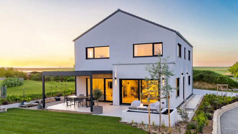 Modernes Satteldach ohne Dachüberstand | Satteldach Landhaus 171 von LUXHAUS Modernes Satteldach ohne Dachüberstand | Satteldach Landhaus 171 von LUXHAUS