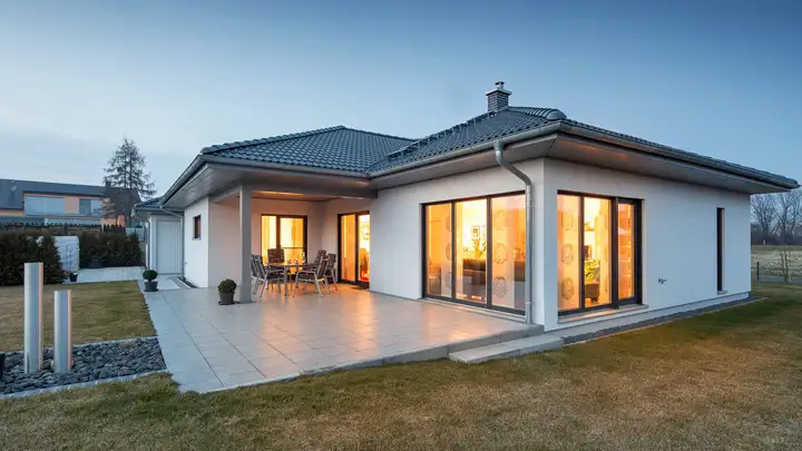 Winkelbungalow mit Walmdach