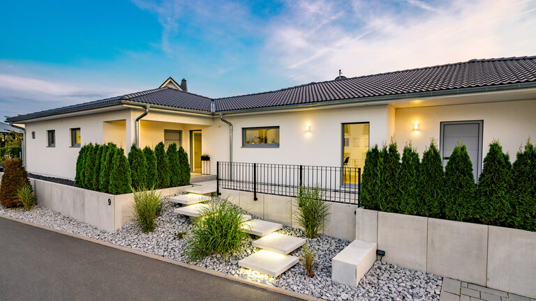 Bungalow mit 200qm - Bungalow Walmdach 205 von LUXHAUS Bungalow mit 200qm - Bungalow Walmdach 205 von LUXHAUS