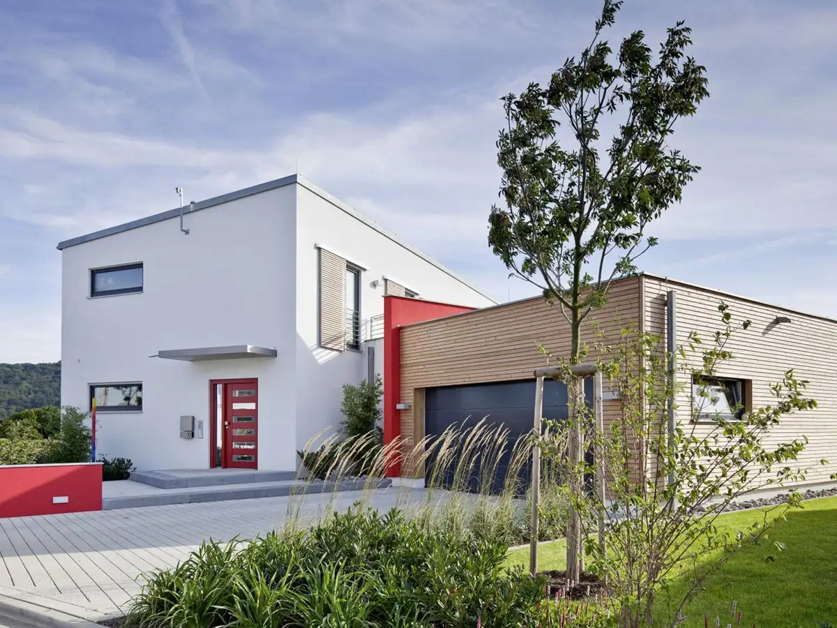 Pultdachhaus mit lärchenholzverkleideter Garage