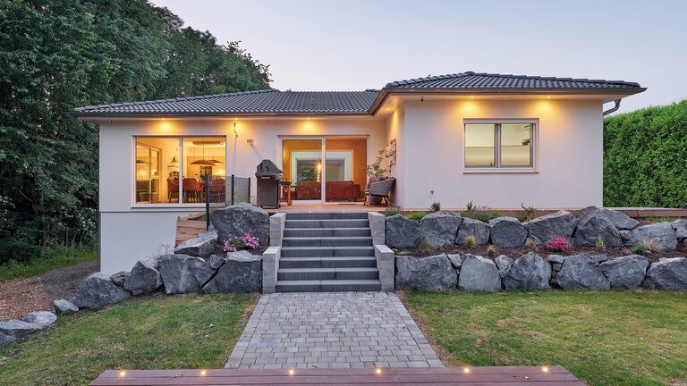 Bungalow Hanglage mit Keller | Bungalow Walmdach 172 von LUXHAUS