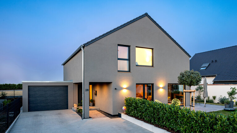 Satteldachhaus mit Garage und Keller | Satteldach Landhaus 162 von LUXHAUS Satteldachhaus mit Garage und Keller | Satteldach Landhaus 162 von LUXHAUS