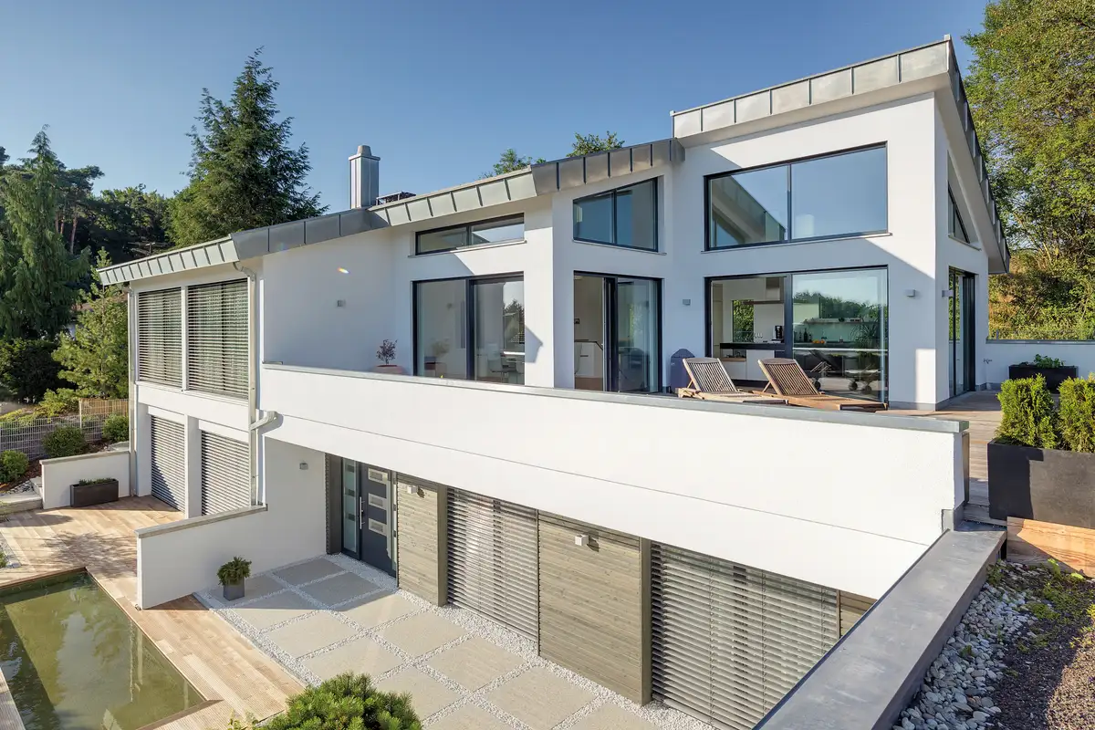Satteldachhaus in Hanglage - Das Einfamilienhaus nutzt die Hanglage in seiner Perfektion aus, große Fensterflächen auf allen Etagen