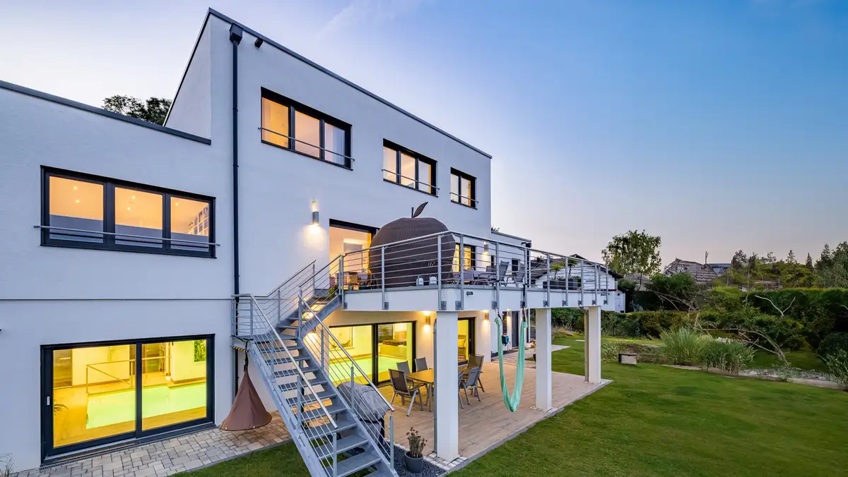 Exklusives Pultdachhaus mit drei Ebenen aufgrund der Hanglage mit Blick im Untergeschoss zum Wellnessbereich