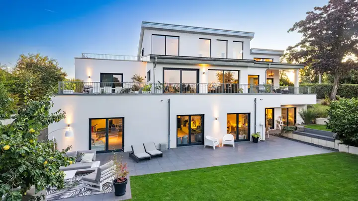 Modernes Haus am Hang