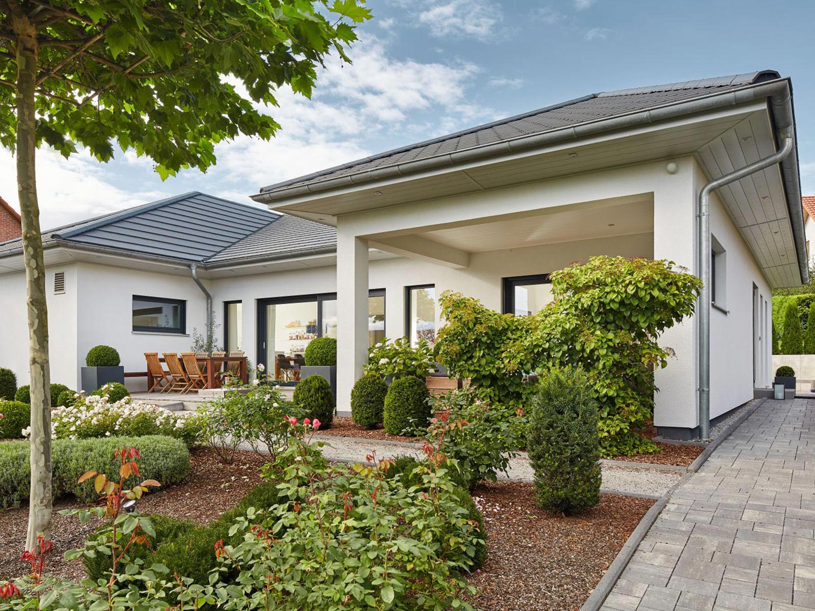 Moderner Winkelbungalow | Bungalow Walmdach 167 | LUXHAUS Kundenhaus