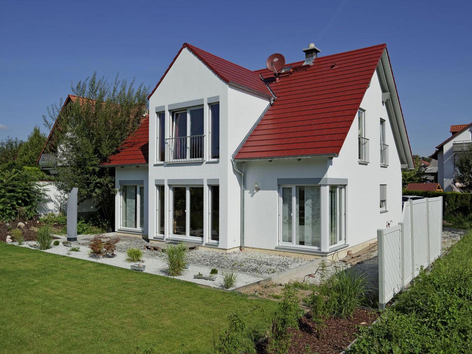 satteldachhaus mit bodentiefen fenstern satteldach klassik 156 luxhaus luxhaus