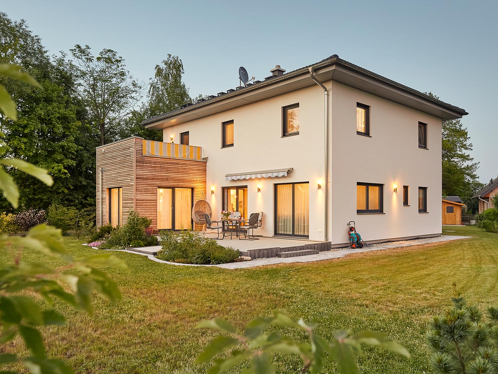 Klassische Stadtvilla mit Anbau Walmdach 175 LUXHAUS Kundenhaus