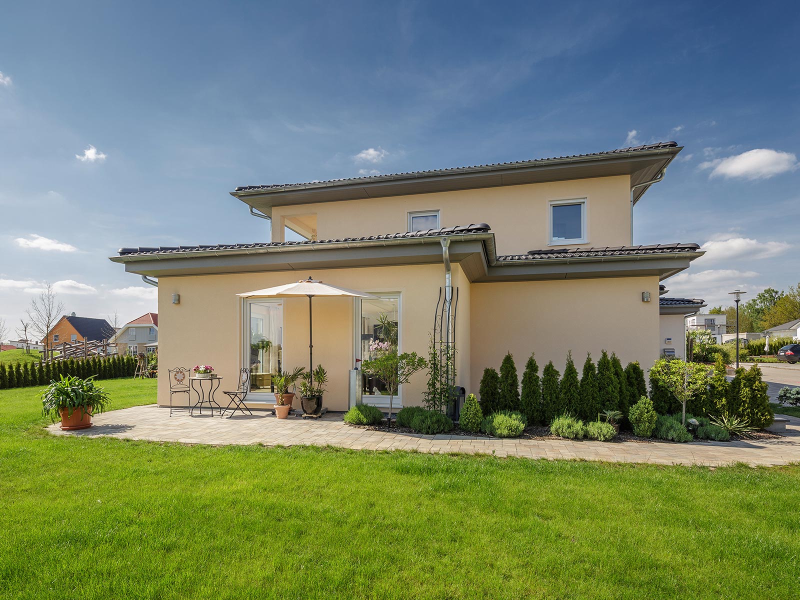Mediterrane Stadtvilla Walmdach 181 - LUXHAUS | LUXHAUS